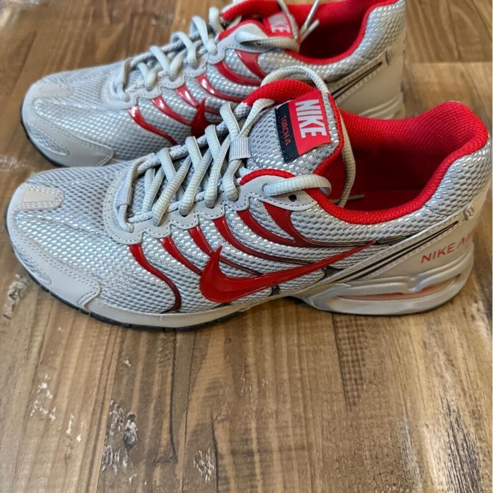 New - Nike Men's Grey and Silver Trainers -size Men’s 7.5, Women’s size 9